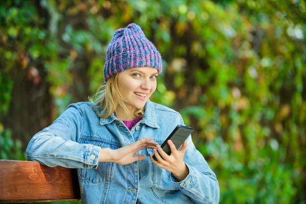 Handy-Call-Konzept Mädchen mit Smartphone grünen Natur Hintergrund Frau mit Handy-Gespräch Mobile Kommunikation und soziale Netzwerke Mädchen-Call-Freund Bleiben Sie mit modernen Smartphones in Kontakt