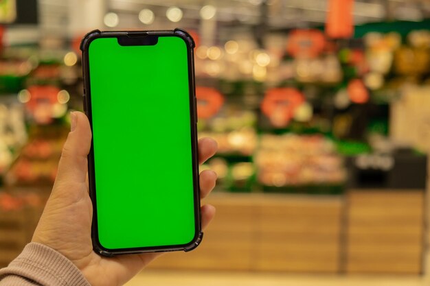 Handy-Chroma-Schlüssel für mobile App-Anwendung Nahaufnahme einer Frau, die ein Smartphone in der Hand hält