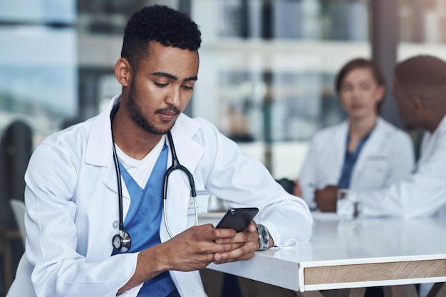 Handy männlicher Arzt und Krankenhaus für den Gesundheitsdienst Arzt und Gesundheitspersonal im Bereich des Fernheils SMS-Kommunikation und virtuelle Konversation für mobile medizinische Konsultationen Stethoskop und Smartphone