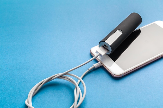 Handy mit Akku-Powerbank verbinden