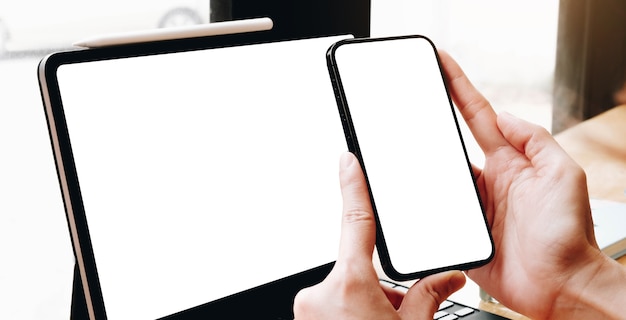 Handy-Modell. Hand Frau Arbeit mit Laptop SMS mobile.blank Bildschirm mit weißem Hintergrund für Werbung