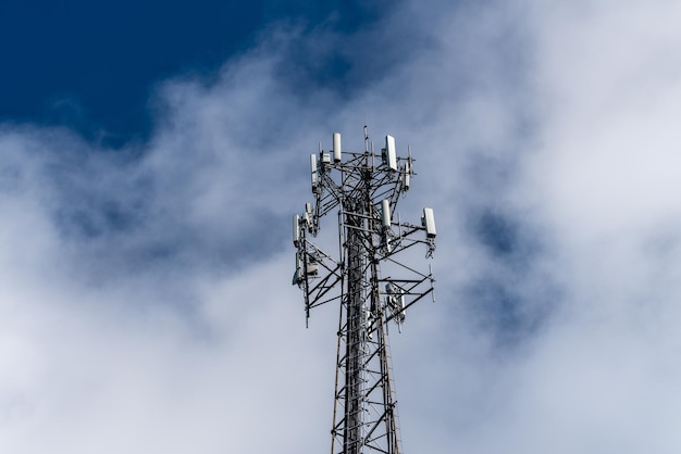 Handy oder mobiler Serviceturm mit Breitbandinternetdienst gegen blauen Himmel