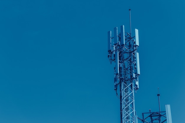 Handy-Signalturm-Zellenstandort der digitalen 4G-Antenne blauer Farbton für High-Tech-Kommunikationssystem mit Platz für Text