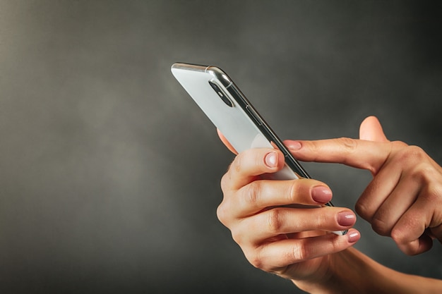 Handy-Tablet in der Hand für Werbung