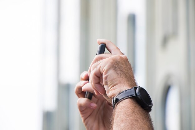 Handy und mans hände mit uhr