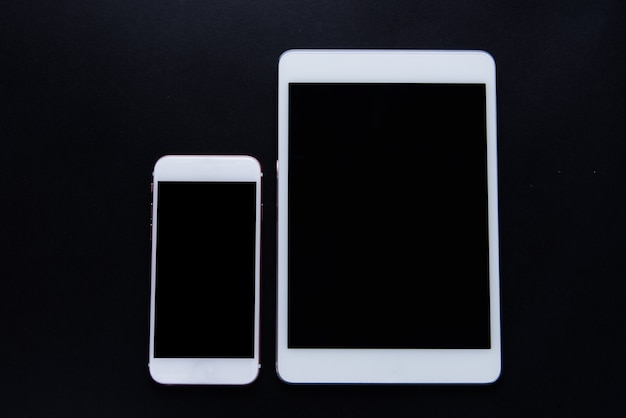 Handy und Tablet auf dunklem Hintergrund