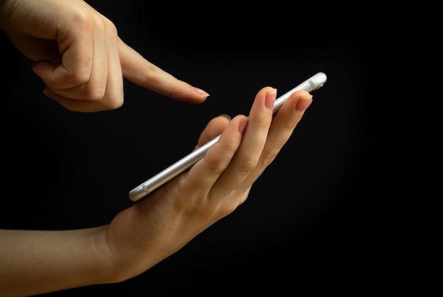 Handy und Zeigefinger isoliert, Handfläche nach oben, Produktdemonstrationskonzept. Platz kopieren, Vorlagenfoto