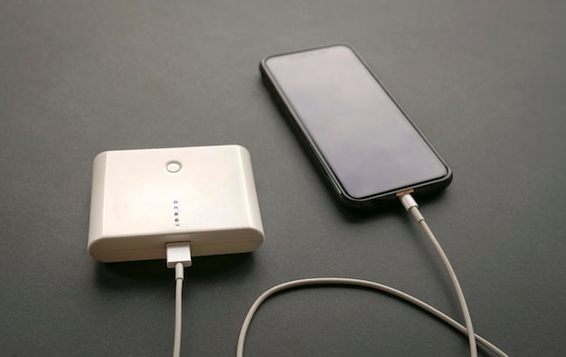 Handy wird von der Powerbank aufgeladen