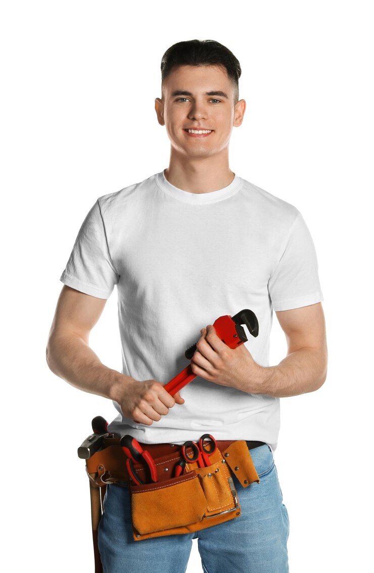 Foto handyman com cinto de ferramentas e chave de tubo isolada no branco
