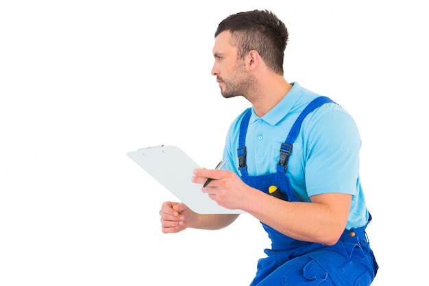 Foto handyman reading clipboard