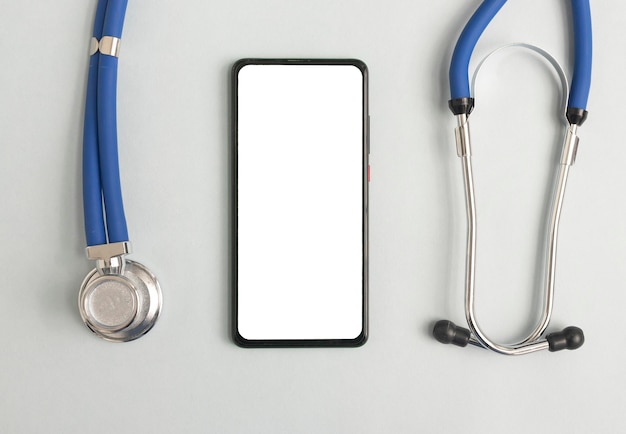 Handymodell für Gesundheits-App aufrechter weißer leerer Bildschirm des Smartphones und Stethoskop-Tool für...