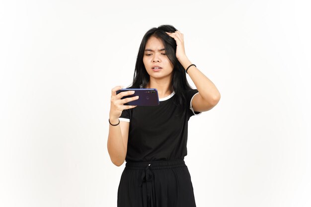 Handyspiel auf dem Smartphone mit verlorener Geste der schönen asiatischen Frau isoliert auf Weiß spielen