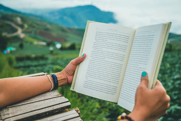 Handzupackenfrauen, die Bücher lesen. Morgenatmosphäre Die Berge sind neblig. Phetchabun Phutubberg tha