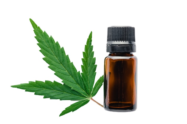 Hanföl ätherisches Öl in schwarzer Glasflasche mit Cannabisblättern isoliert auf weißem Hintergrund. Cannabisblatt mit kosmetischem Hautpflegeprodukt.