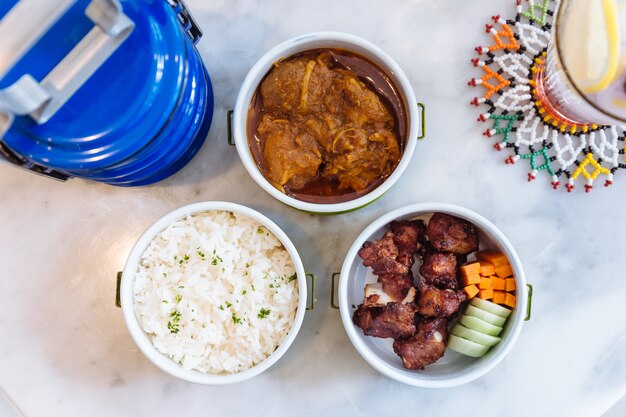 Foto hang lay pork curry y stir fried costillas de cerdo con zanahoria y pepino.