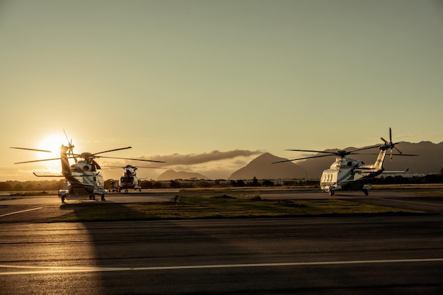 Hangar con helicópteros al atardecer Foto de alta calidad