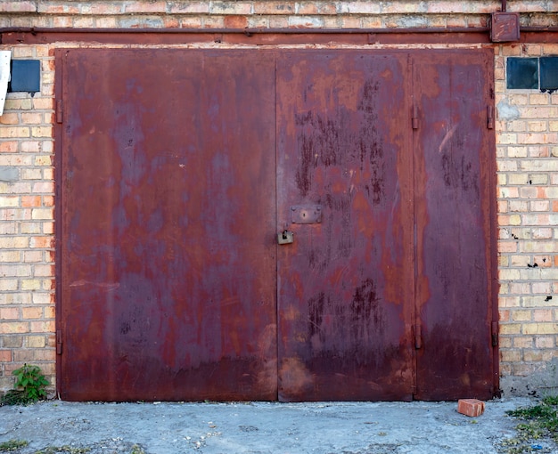 Hangar de puerta de almacén de metal antiguo