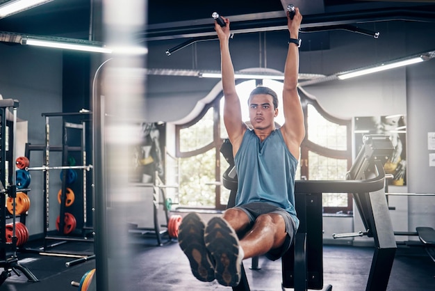 Hanging Man Gym und Leg Raise Training und Training für Muskelfitness Power und Bodybuilding Sport Bodybuilder Athlet hebt die Beine hoch mit Fokus auf starke Bauchmuskeln und Wellness