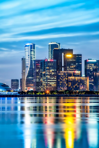 Hangzhou Bankenviertel Bürogebäude Architektur Nachtansicht und Skyline der Stadt