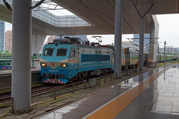 Hangzhou China 12. August 2018 Ein Shaoshan 8 SS8 kommt zum Bahnhof Hangzhou East an