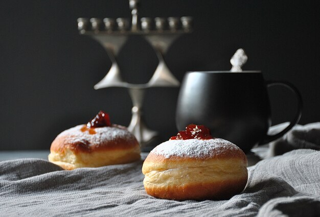 Hannukah Feierkonzept. Leckere Donuts