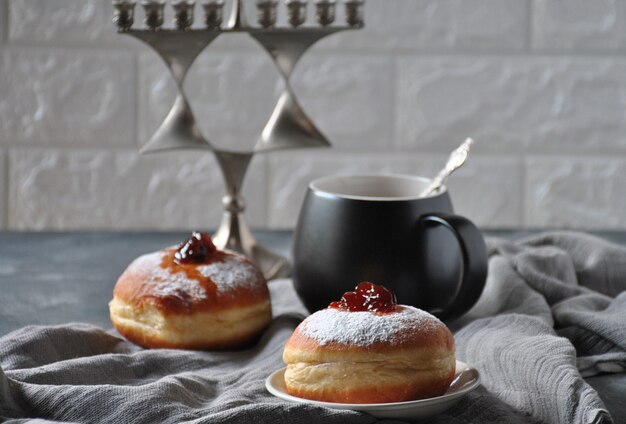 Hannukah Feierkonzept. Leckere Donuts