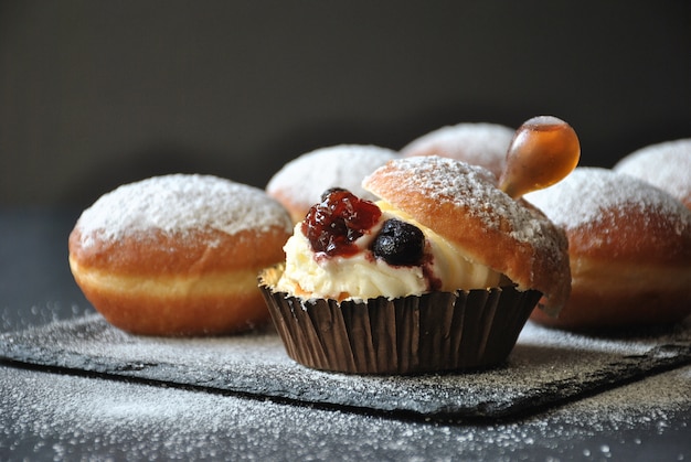 Hannukah Feierkonzept. Leckere Donuts