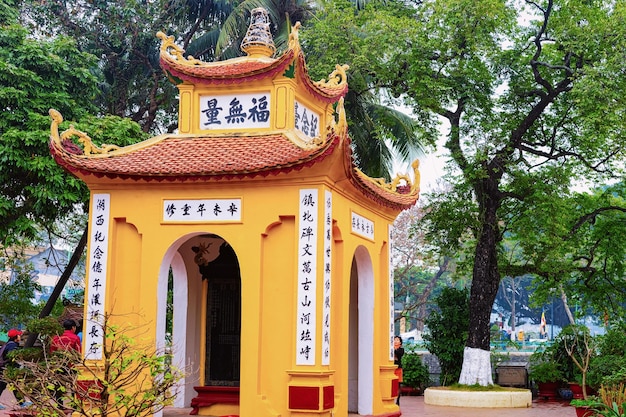 Foto hanoi, vietnam - 22 de febrero de 2016: templo en la pagoda de tran quoc en el lago del oeste en hanoi, capital de vietnam en el sudeste asiático. arquitectura tradicional de la iglesia para la religión y la cultura vietnamitas.