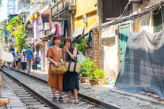 Hanoi Vietnam SEP 24 2023 Das Leben der Menschen, die in der Nähe der Eisenbahn in der alten Stadt von Hanoi leben Die Straße neben der Bahnlinie ist ein berühmter Ort für Hanoi-Touristen