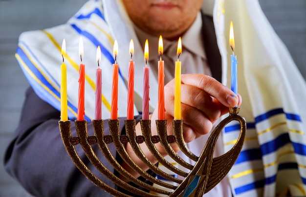 Hanukkah una celebración judía velas ardiendo en la menorá el hombre en el fondo