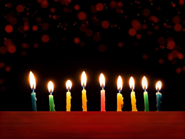 Hanukkah é o feriado religioso judaico das velas Nove velas acesas Celebração do fogo e da luz