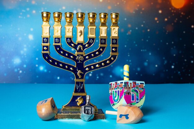 Hanukkah-Grußkarte mit Menora und Dreideln