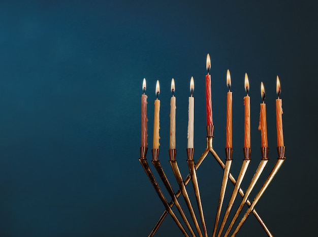 Hanukkah menorah con velas para chanukah celebrationon fondo negro
