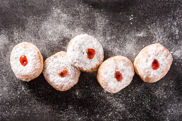 Hanukkah sufganiyot. Rosquillas judías tradicionales para la vista superior de Hanukkah