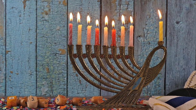 Hanukkah um símbolo de menorá ardente do feriado tradicional do judaísmo