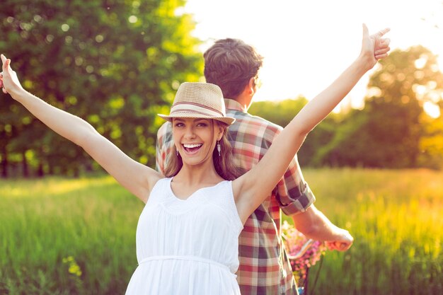 Happu casal ao ar livre no dia de verão