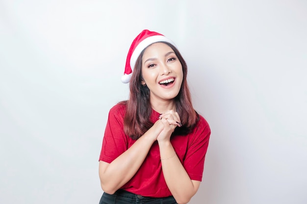 Happy Asian Santa Frau lächelt durch weißen Hintergrund isoliert Weihnachtskonzept