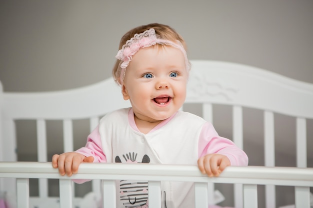 Happy Baby auf einem Bett zu Hause