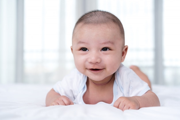 Happy Baby auf einem Bett