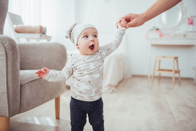 Happy Babystuhl neben einem hellen Raum