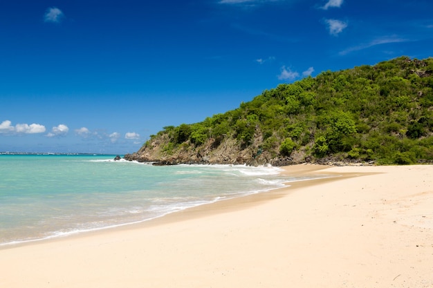 Happy Bay frente a la costa de St Martin Caribe