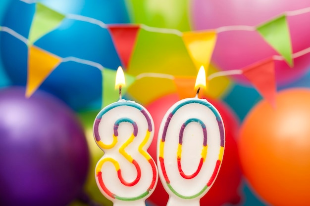 Happy Birthday Nummer 30 Feierkerze mit bunten Luftballons und Girlanden