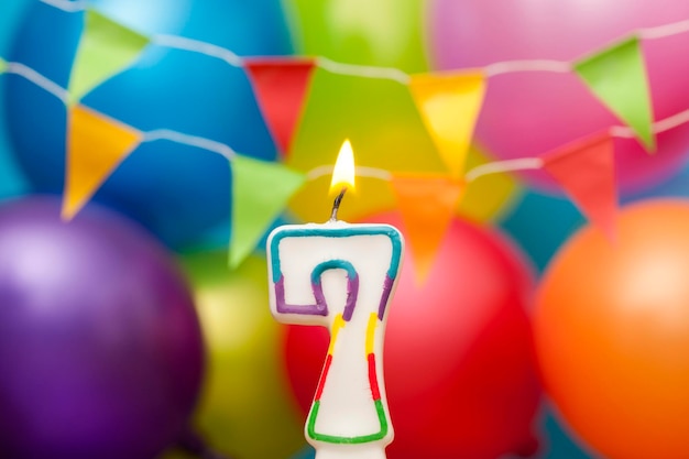 Happy Birthday Nummer 7 Feierkerze mit bunten Luftballons und Girlanden