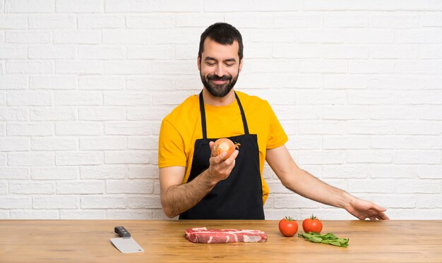 Happy Chef in einer Küche