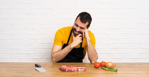 Happy Chef in einer Küche