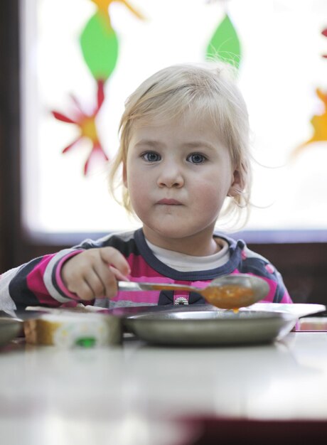 Happy Child Kids Group hat Spaß und spielt im Kindergarten Indoor-Vorschulbildungskonzept mit Lehrer