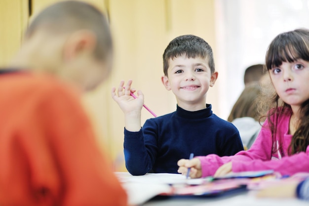 Happy Child Kids Group hat Spaß und spielt im Kindergarten Indoor-Vorschulbildungskonzept mit Lehrer