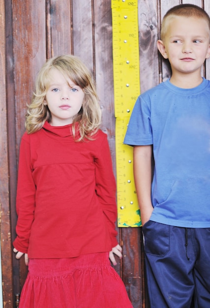 Happy Child Kids Group hat Spaß und spielt im Kindergarten Indoor-Vorschulbildungskonzept mit Lehrer