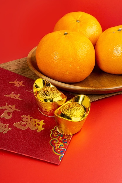 Happy Chinese New Year mit Mandarin Oranges Chinesische Sätze bedeuten jeweils viel Glück.