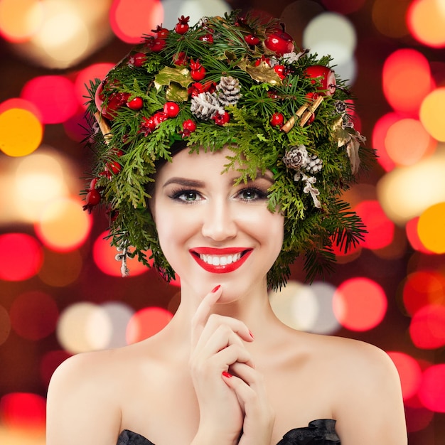 Happy Christmas Woman in Santa Hut lächelnd auf weißem Hintergrund Weihnachts- und Neujahrsparty